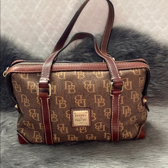 Dooney & Bourke Handbags - Dooney and Bourke Signature bag